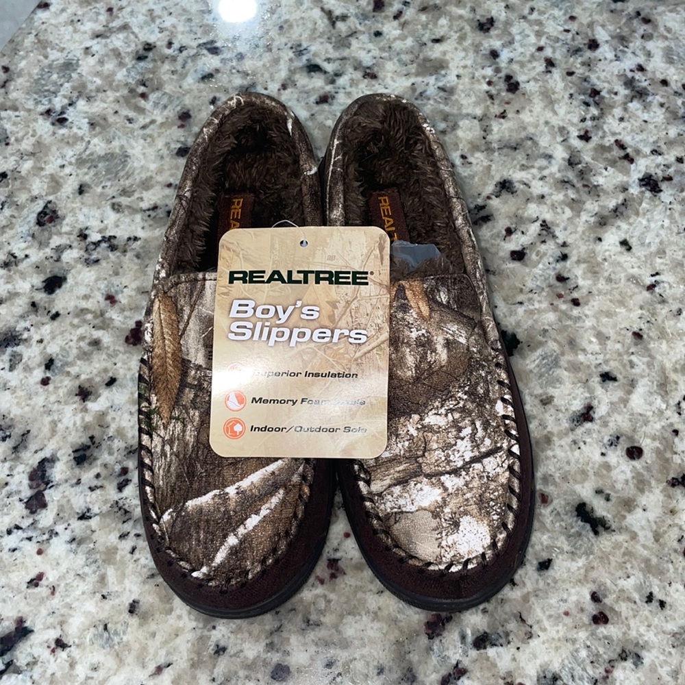 NWT Youth Camo Slippers